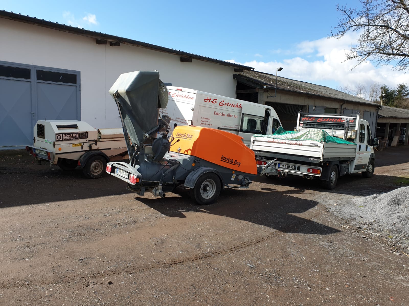 Unser Fuhrpark Foto der Estrichpumpe und Kleintransportern der Firma HS Estrichbau