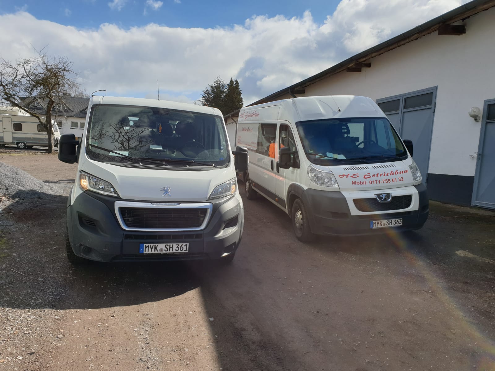 Unser Fuhrpark Foto von Kleintransportern der Firma HS Estrichbau